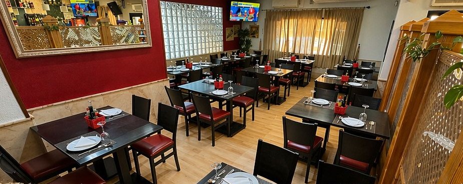 Comedor de Femago con mesas preparadas